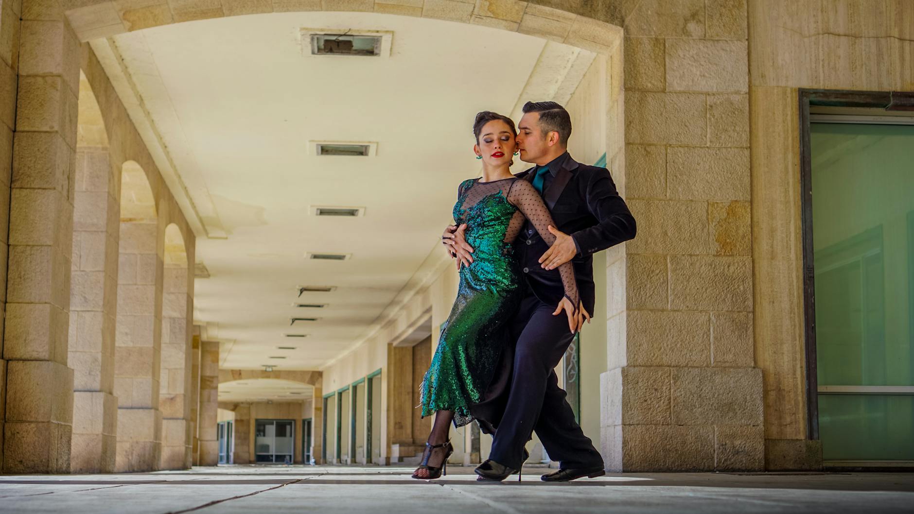 Tango Passion - Viva Latino América spektakl przy świecach w Lublinie - tancerze wykonujący tradycyjne tango argentyńskie