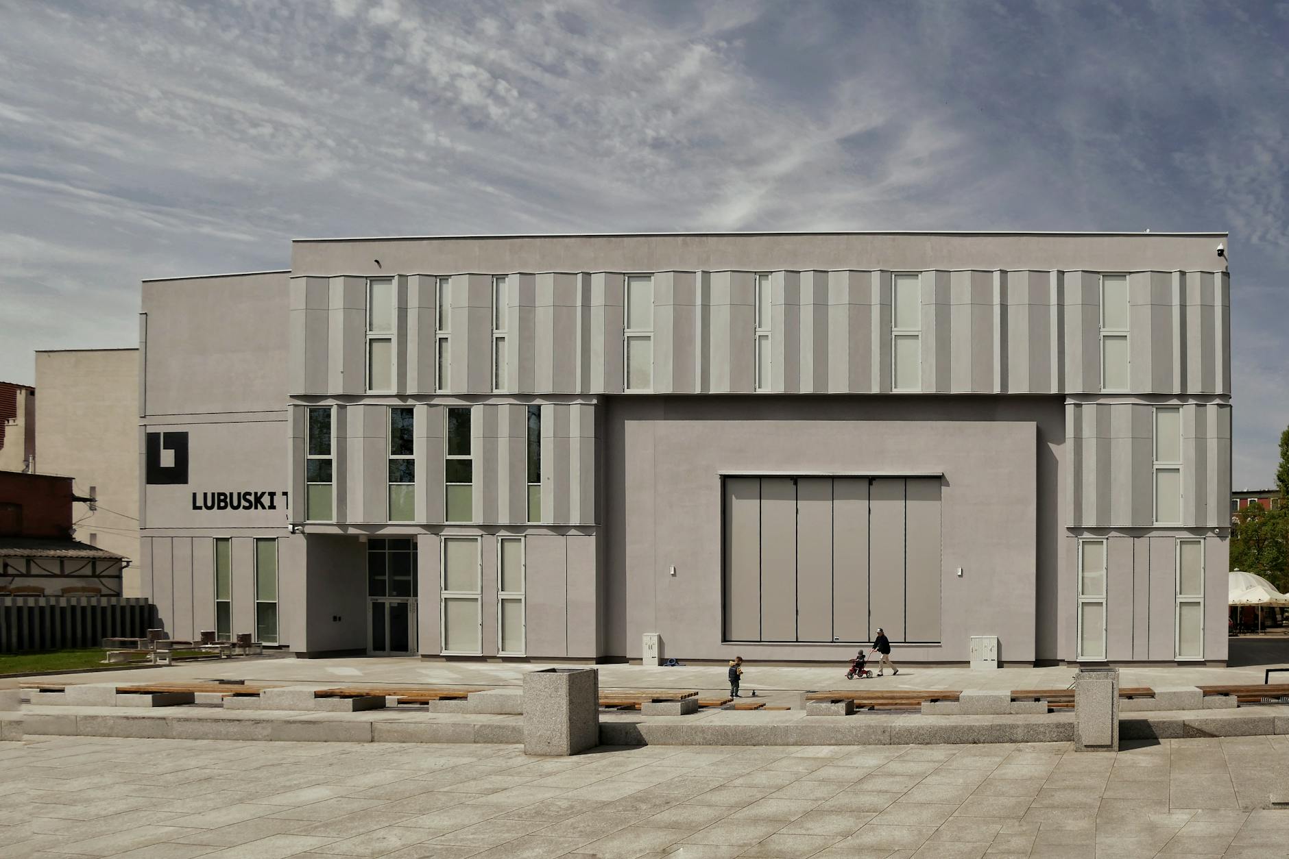 Plakat filmowy lub teatralny symbolizujący bogactwo kultury w Lublinie