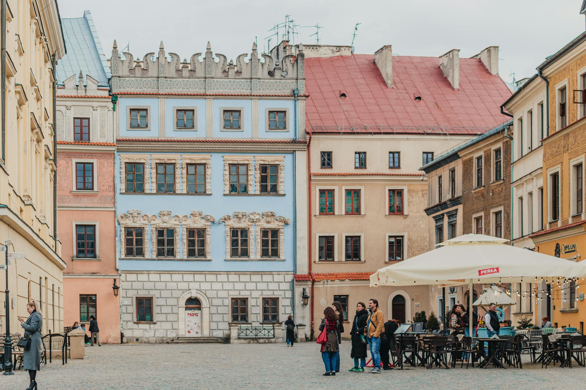 Logo Lublin Europejska Stolica Kultury 2029 z widocznym fragmentem panoramy miasta
