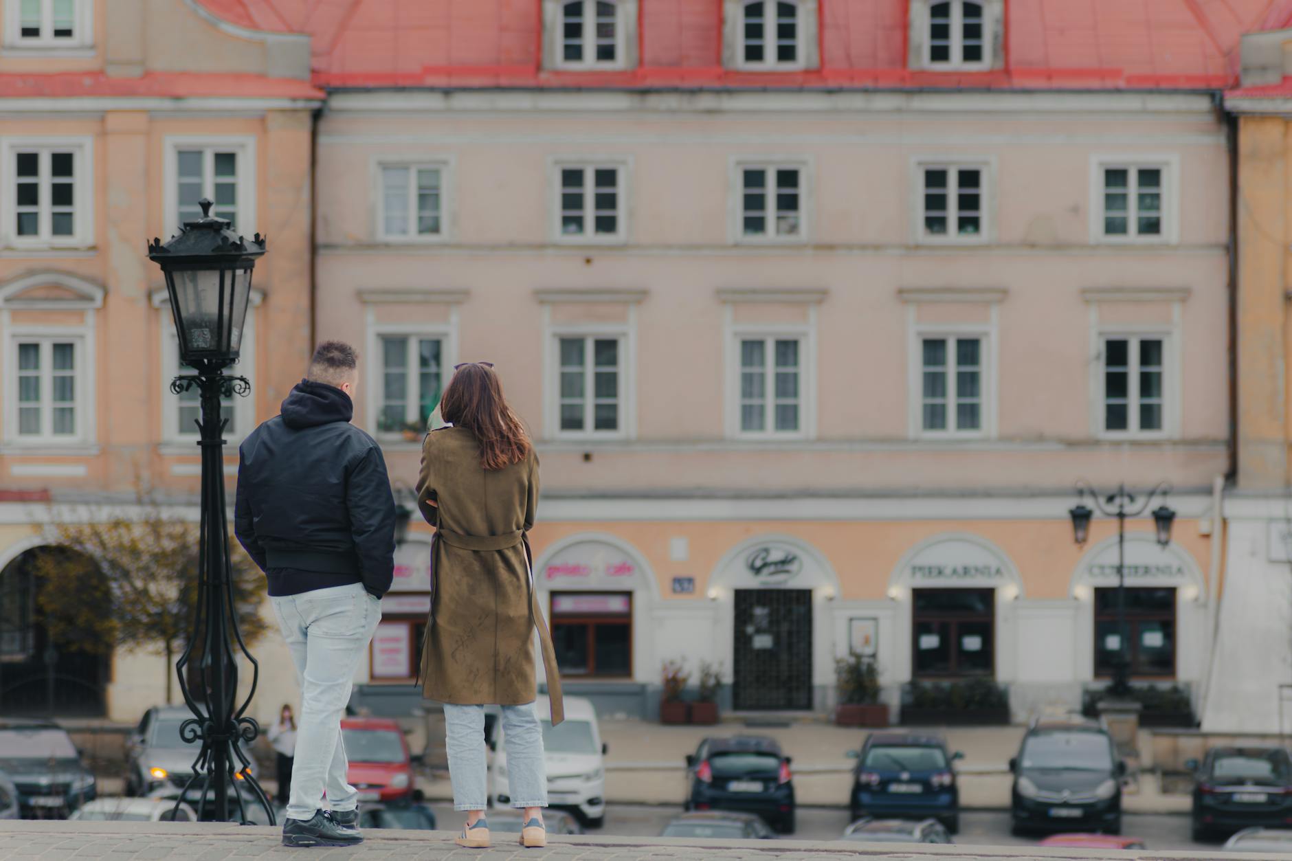 Herb Lublina na tle budynku ratusza, symbolizujący zarządzanie miastem i jego mieszkańców.