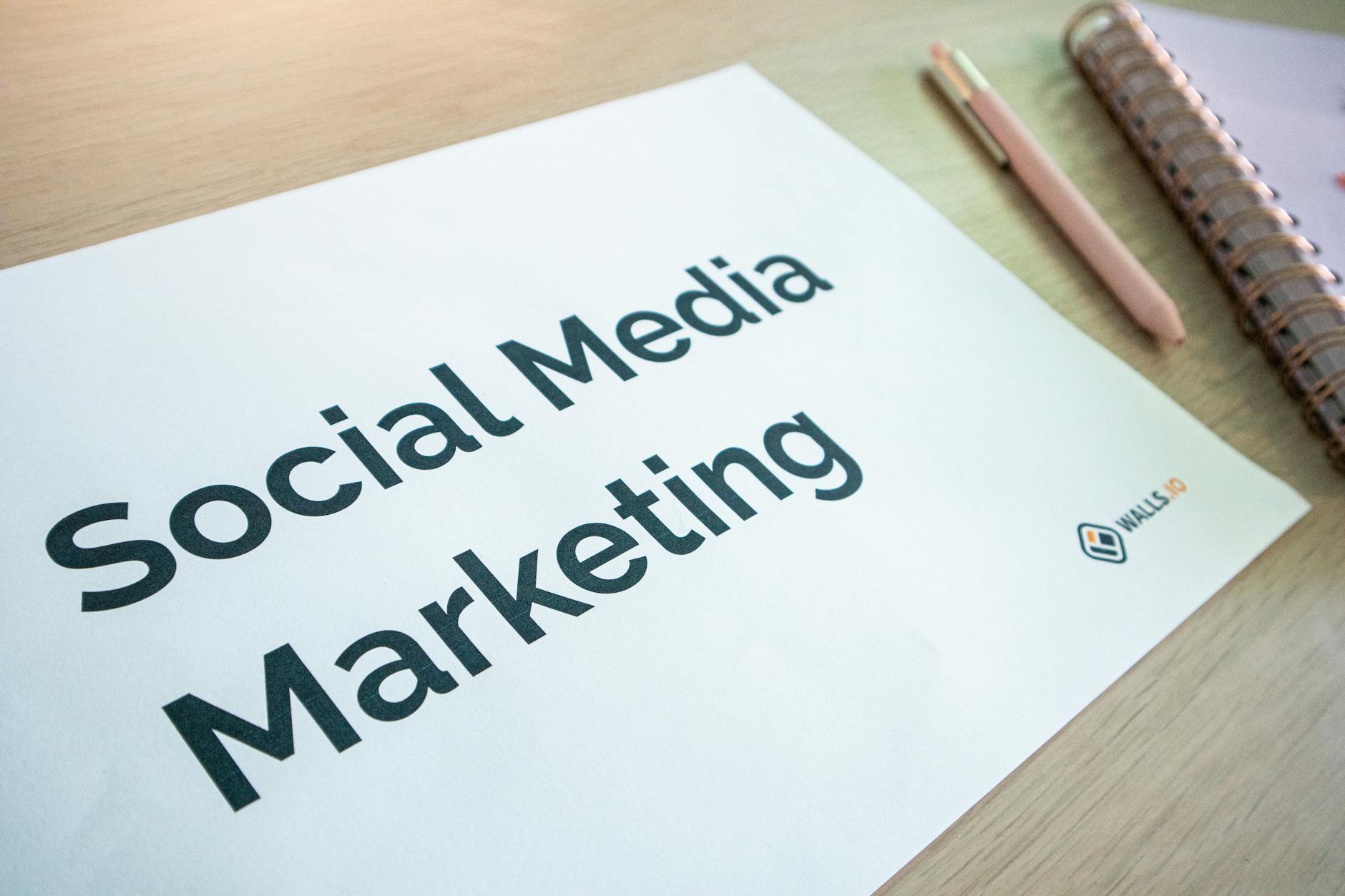 Grafika przedstawiająca logo Tuba Łęcznej i ikonki mediów społecznościowych, symbolizująca pracę specjalisty ds. social media i marketingu w Lublinie.