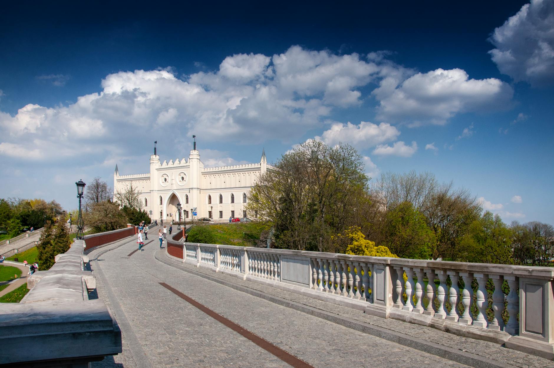 Drużyna sportowa Bogdanka LUK Lublin świętująca sukces, z zawodnikami w tle, symbolizująca sportowe sukcesy Lublina.