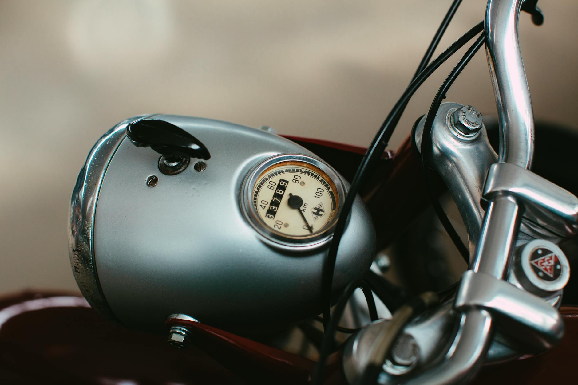 Żużlowiec Motoru Lublin w akcji, symbolizujący sukces i dynamikę zespołu